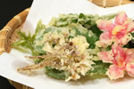 四季折々の山菜の天ぷら。塩かつゆで召し上がれ♪